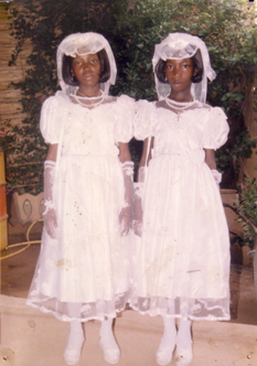 88. Mes filles Karine et Pascaline pour leur première communion, 1999, tirage couleur, 18 x 13 cm, coll. de l’auteur