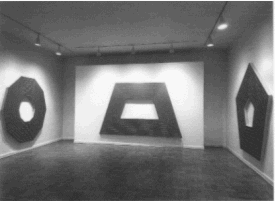 Vue d’une exposition Stella à la galerie Leo Castelli, New York, 1964