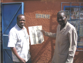 92bis. Laurent Yameogo et Yousouf Ouedraogo avec le portrait de ce dernier, 2006,photographie de l’auteur