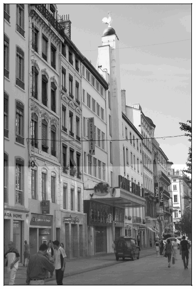 Illustration 26. Façade actuelle du cinéma Pathé-palace, ouvert en 1933. Le coq, emblème de la société, domine toujours la rue de la République.