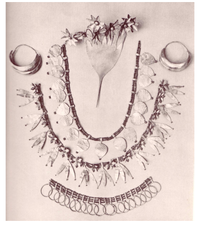 Figure 30- La coiffure de la reine Pua'bi, tombe 800, Cimetière Royal d’Ur (d'après Woolley 1934 : pl. 29)