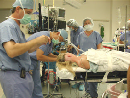 Figure 30. Préparation d’une personne avant pose de l’implant cochléaire au bloc opératoire.