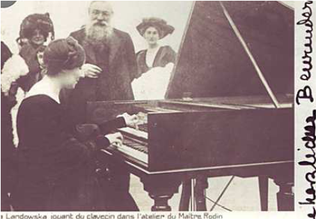 Ill. n° 12 : Landowska jouant le clavecin dans l’atelier de Rodin.