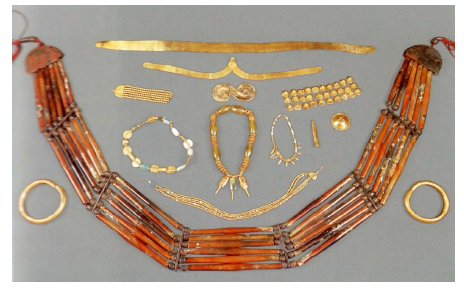 Figure 46- Parures en or et cornaline provenant de trésors découverts à Mohenjo Daro : ceinture en longue perles biconiques de cornaline (d’après Aruz 