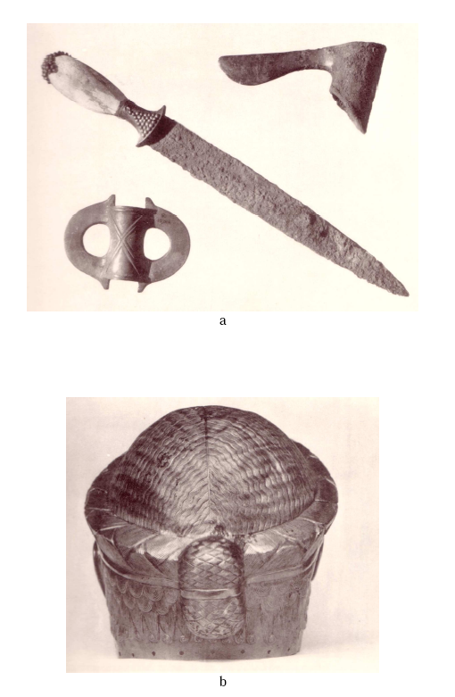 Figure 21- Tombe 755 dite de Meskalamdug, Cimetière Royal d’Ur : a- armes retrouvées dans le cercueil : double hache en electrum, poignard à lame décorée U.10014, hache à douille type A3.a ; b- casque de Meskalamdug (d’après Woolley 1934 : pl. 155b, pl. 150)