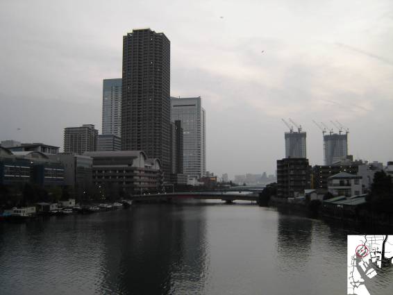 Photo 12 : Harumi Canal, à droite (Sud) les tours de logements et d’affaires de Triton Square. Au fond à gauche les tours de logements de l’opération Kachidoki 6e chôme. 