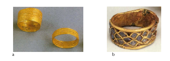 Figure 35- Les bagues : a- bagues en fils d’or soudés, tombe 1237, Cimetière Royal d’Ur (d’après Pittman 1998 : 121, n°92) ; b- bague en cloisonné, Cimetière Royal d’Ur (d’après Reade 1991 : 44, fig. 54)