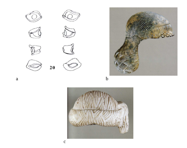 Figure 58- a- des yeux provenant de Mari, tombeau 928 (d’après Jean-Marie 1999 : pl. 187) ; b- coiffure, tombe 7, Tell Banat (d’après Aruz 