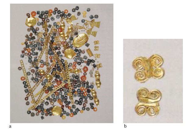 Figure 50- Les perles en spirales : a- Tell Banat, tombe 7 ; b- Tell Banat, détail (d’après Aruz 