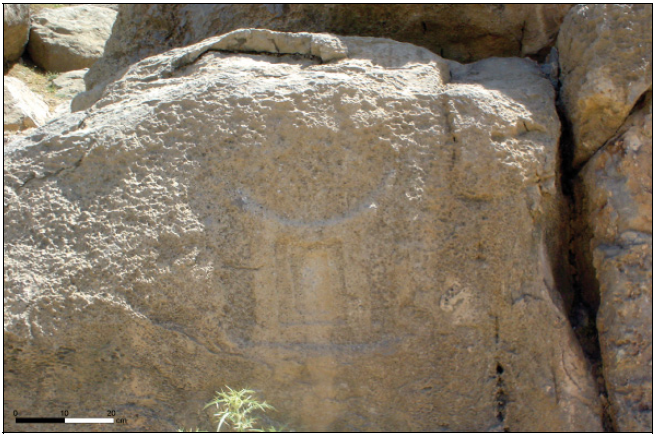 Figure 5‑82 : CA13, relief rupestre sur un bloc situé à 750 m au nord de la terrasse de Persépolis