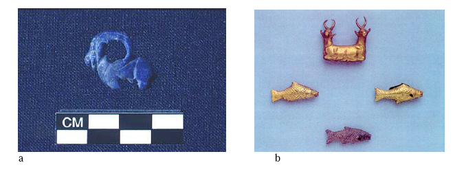 Figure 41- Les amulettes : a- amulette de bouquetin, tombe 1, Umm el-Marra (www.ummelmarra.edu); b- amulettes provenant du Cimetière Royal d’Ur (d’après Reade 1991 : 44, fig. 53)