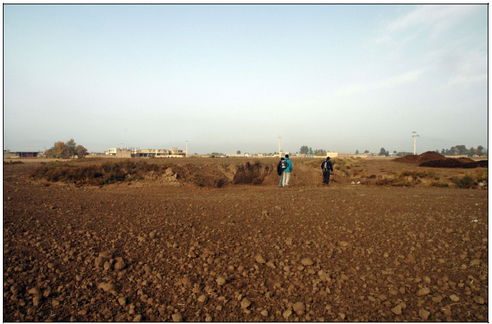 Figure 5‑37 : Photographie vers l’ouest de la partie préservée du tepe de Tol-e Rubai (cliché TDS, novembre 2005)