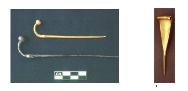 Figure 26- Les épingles : a- Umm el Marra, tombe 4, épingles de type "toggle pin" (d’après www.ummelmarra.edu) ; b- épingle en or U. 10938, tombe 800, Cimetière Royal d’Ur (d’après Pittman 1998 : 96, n°32)