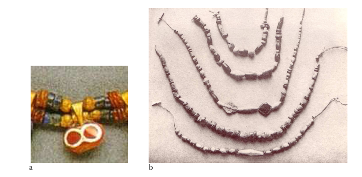 Figure 49- Les perles en cornaline à décor blanchi, dites « etched beads » : a- détail d’un collier, tombe 453, Cimetière Royal d’Ur (d’après Pitmman 1998 : 112, n°68) ; b- colliers provenant du cimetière A de Kish (Langdon 1924 : pl. XXIV-2), une perle « etched bead » à trois cercles compose le collier du haut. On remarque également une perle biconique (premier collier en bas), deux perles en losanges (au centre)