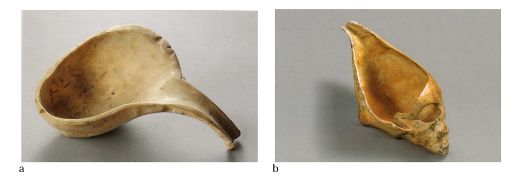 Figure 81- Les coquillages : a- coquillage provenant de Tello ; b- coquillage gravé, Cimetière Royal d’Ur (d’après Aruz 