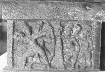 Figure 13 : scène du temple de Puñjai : Vishvamitra enseigne l’art du tir à l’arc à Rama et Lakshmana (cliché EFEO - Evenisse N 6 14)