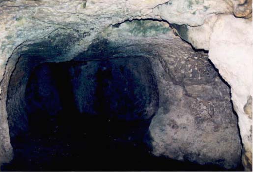 B : Vue d’une grotte utilisée comme habitat troglodytique, probablement temporaire. 