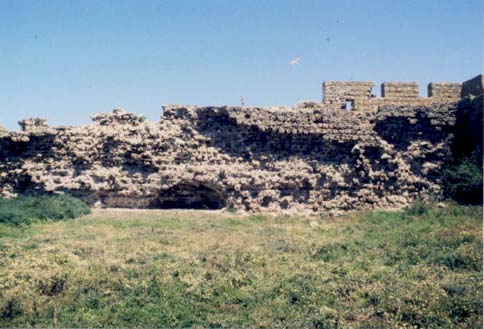 B : Vue de l’intérieur de la fortification. Le pillage continu des matériaux menace la stabilité de la structure.