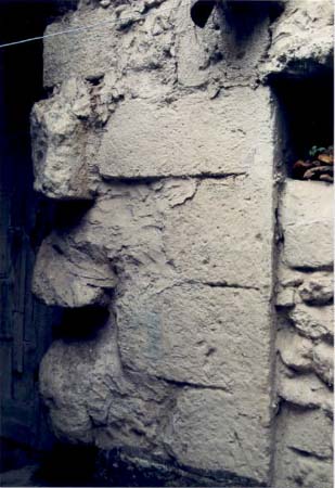 B : Gros blocs de pierre de taille utilisés dans un chaînage d’angle. Tronçon d’un mur situé à l’intérieur d’une maison de Sq al-Ghzal, à Safi. 
