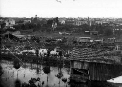 Photo 9. L’inondation persistante des points bas circoncis par les chemins après le passage de la crue de 1856 (rive gauche du Rhône)