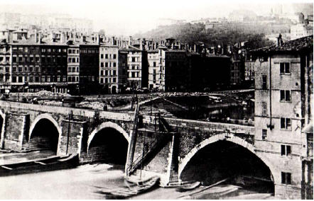 Photo 3. Le pont de pierre dit pont du Change (XIe s.) à l’étiage vers 1840.