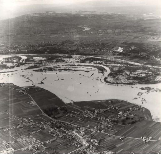 Photo 35. La digue de Vaulx-en-Velin lors de la crue de février 1957.