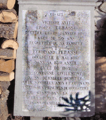 Photographie de la pierre tombale de Ferdinand et Victoire Terrasse rapportée par M. Gabriel Vincent au château de Conchis, commune de Genestelle. 