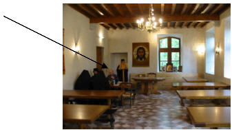 Illustration 42 : Disposition transitoire des moines à table
