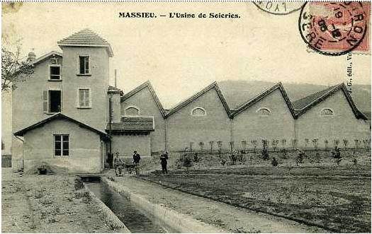 Figure 42–Un tissage de soieries à Massieu , vers 1900-1910.