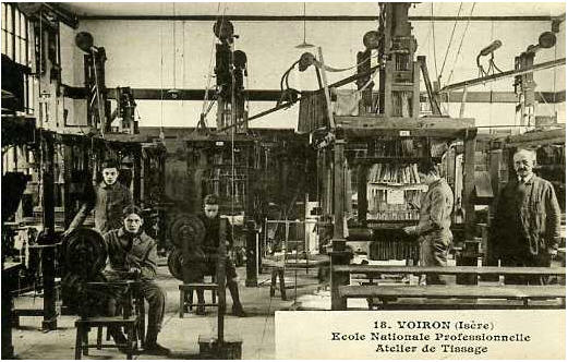 Figure 43–Les cours de tissage à l’Ecole Nationale Professionnelle de Voiron , vers 1910-1920.