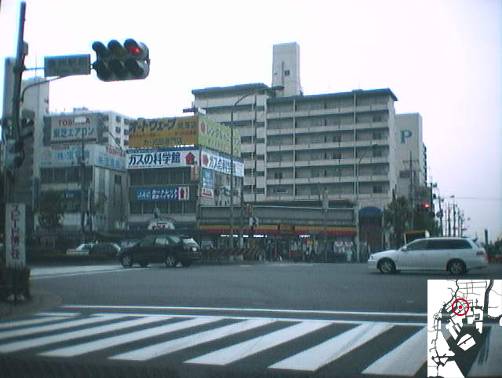 Photo 28 : Carrefour central face à la gare de Toyosu (ligne Yûrakuchô) en 1998. 