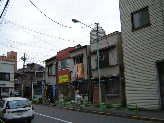 Photo 18 : Tour d’habitation de River Side 21 depuis les vieux quartiers environnants de Tsukishima 