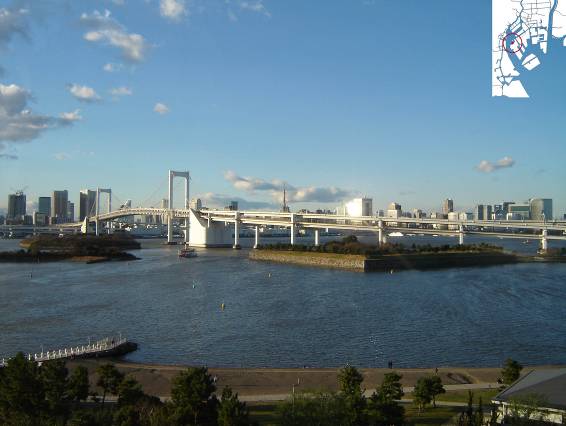 Photo 5 : Le pont Rainbow Bridge qui enjambe le port de Tôkyô. Au centre les batteries côtières Daiba. En premier plan la plage artificielle. En arrière plan la tour de Tôkyô. 
