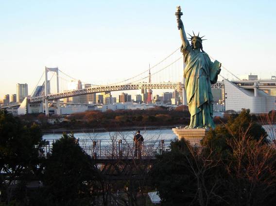 Photo 37: Réplique de la statue de la Liberté sur la zone Daiba. En second plan le Rainbow Bridge et en arrière plan la tour de Tôkyô