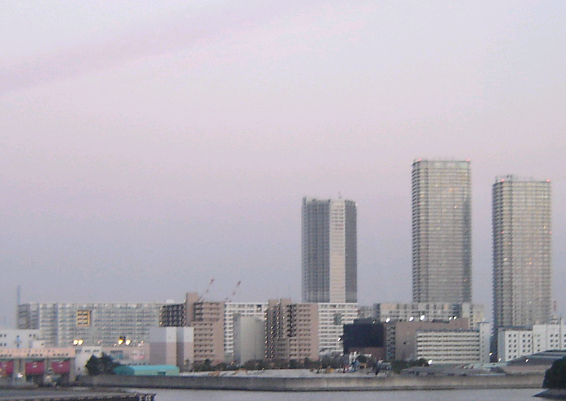 Photo 17 : Tours Mitsubishi jisho sur Shinonome (droite), en arrière plan les barres de logements de la Toshisaisei. Au premier plan, des immeubles d’habitat collectif dans la partie non rénovée du terre-plein de Shinonome. 