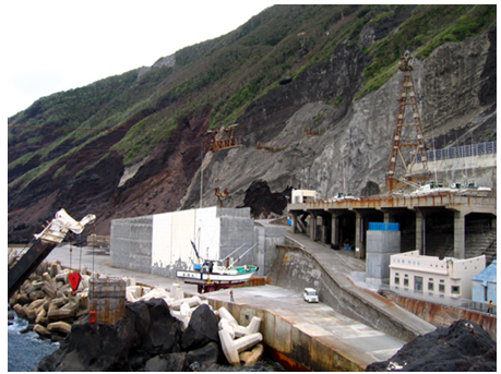 Photo 3-1 – Le port « de poche » d’Aoga-shima. Garage d’un bateau de pêche avant l’arrivée du ferry.