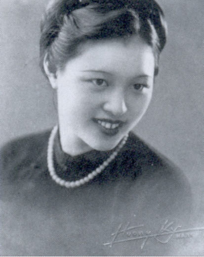 Photographie de Vi Kim Ngoc, prise en 1954 à l’âge de 38 ans. On peut remarquer que sa beauté resplendissante est bien conservée. Source : NGUYÊN KIM NU HANH, 