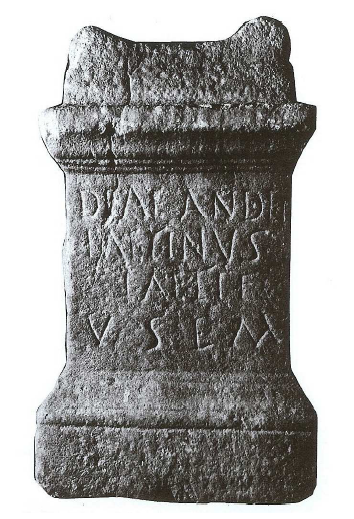 Fig. 58: Altar dedicated to the goddess Andeis, found on the hill of the Plech, situated near Caumont (Ariège). Musée départemental de l’Ariège. 