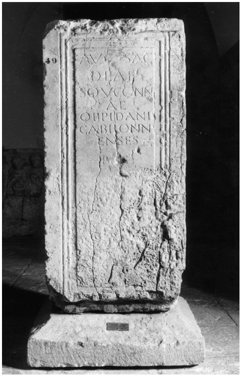Fig. 27: Inscription to the goddess Souconna discovered in Chalon-sur-Saône (Saône-et-Loire) in 1912 (H. 1.30m). Source: Musée Denon, Chalon-sur-Saône.