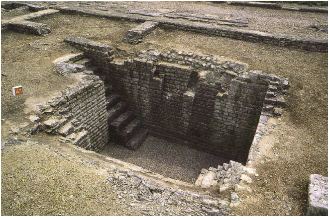 Fig. 55: Underground room with two similar basement windows. Le Gall, 1985, p. 33, fig. II.