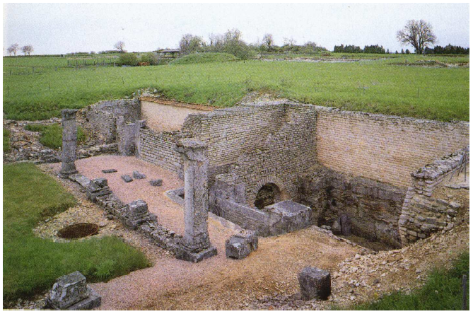 Fig. 54: Ruins of the monument of Ucuetis and Bergusia on Mont Auxois (Alésia, Côte d’Or). On the right, large crypt carved in the rock accessible by angled stairs. On the left, a portico. Le Gall, 1985, p. 33, fig. I.