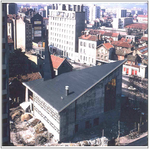 Fig. 16 : Photographie de la nouvelle église Saint-Julien dans le quartier de Cusset à Villeurbanne depuis un immeuble voisin, vraisemblablement début 1969