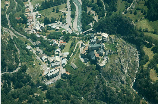 Doc. 138. Vue aérienne du site de Château-Queyras © Monuments Historiques