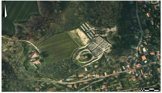 Doc. 28. Vue aérienne du site castral de Montluel (2007) © Telatlas