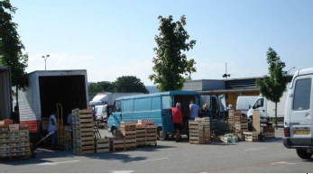 Photo 23: Véhicules des vendeurs à Pont-de-l'Isère (2)