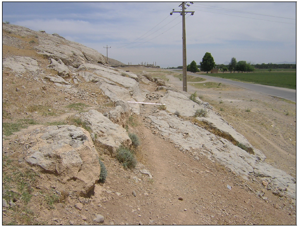 Figure 5‑81 : Section rupestre CA9 du canal précédée de plusieurs blocs, constituant les vestiges de la section construite en amont (vue vers le sud-est, cliché SG, printemps 2005)