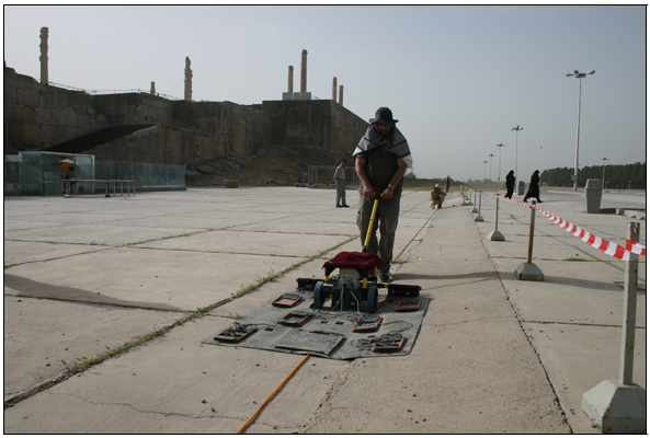Figure 3‑6 : Prospection électrique effectuée avec un M.P.U. au pied de la terrasse de Persépolis, devant l’escalier monumental (cliché K.M., printemps 2008)