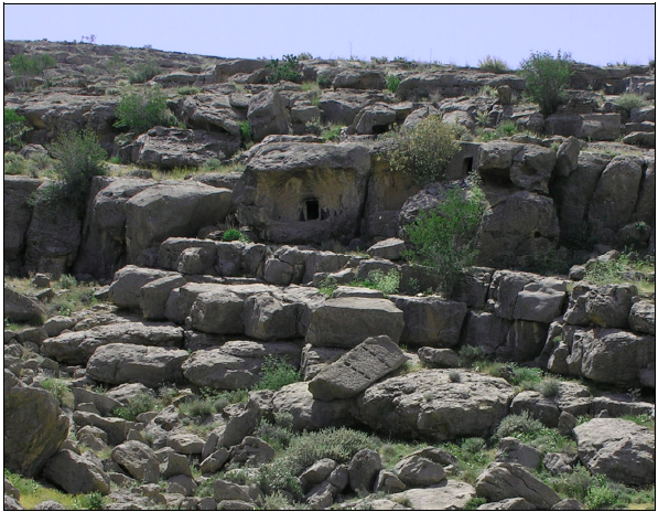 Figure 5‑80 : NR6, vue vers l’est des deux chambres funéraires surplombant un bloc portant des traces d’emboîture de coin (cliché TDS, printemps 2008)