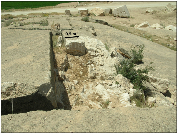 Figure 6‑20 : Carrières au nord du Kuh-e Gondashlu, vue d’ensemble vers l’ouest, traces d’exploitation ancienne en partie détruites par des extractions modernes 