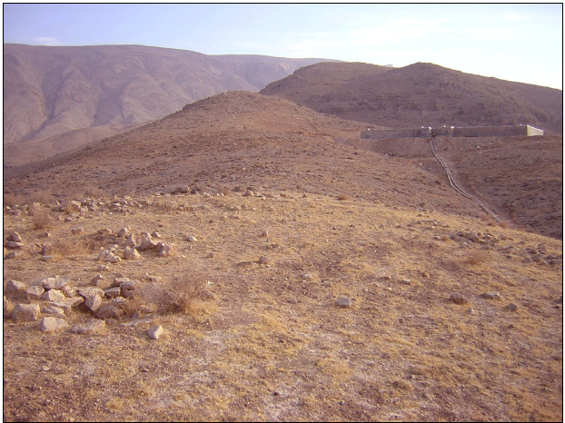 Figure 6‑19: Gharmabad, vue d’ensemble vers l’est du sommet du relief présentant plusieurs amas de pierre et de terre (cliché SG, automne 2005)